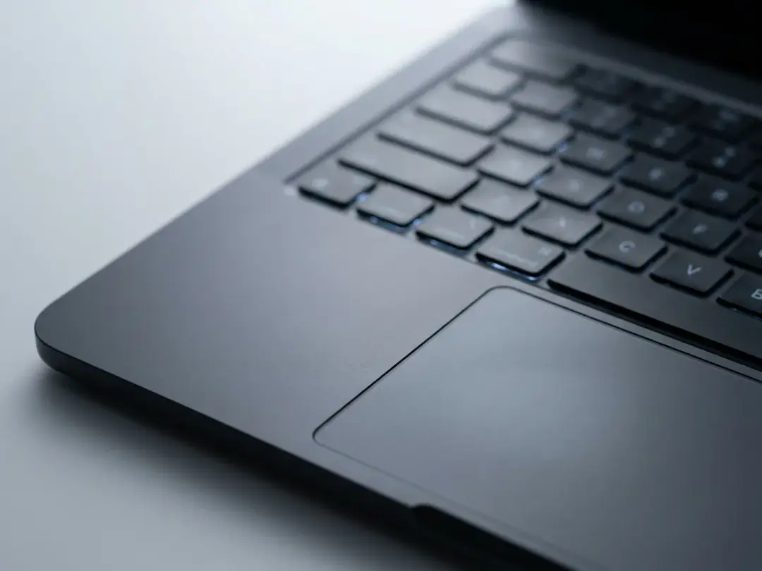Detaliu al tastaturii și touchpad-ului unui laptop Latitude curățat